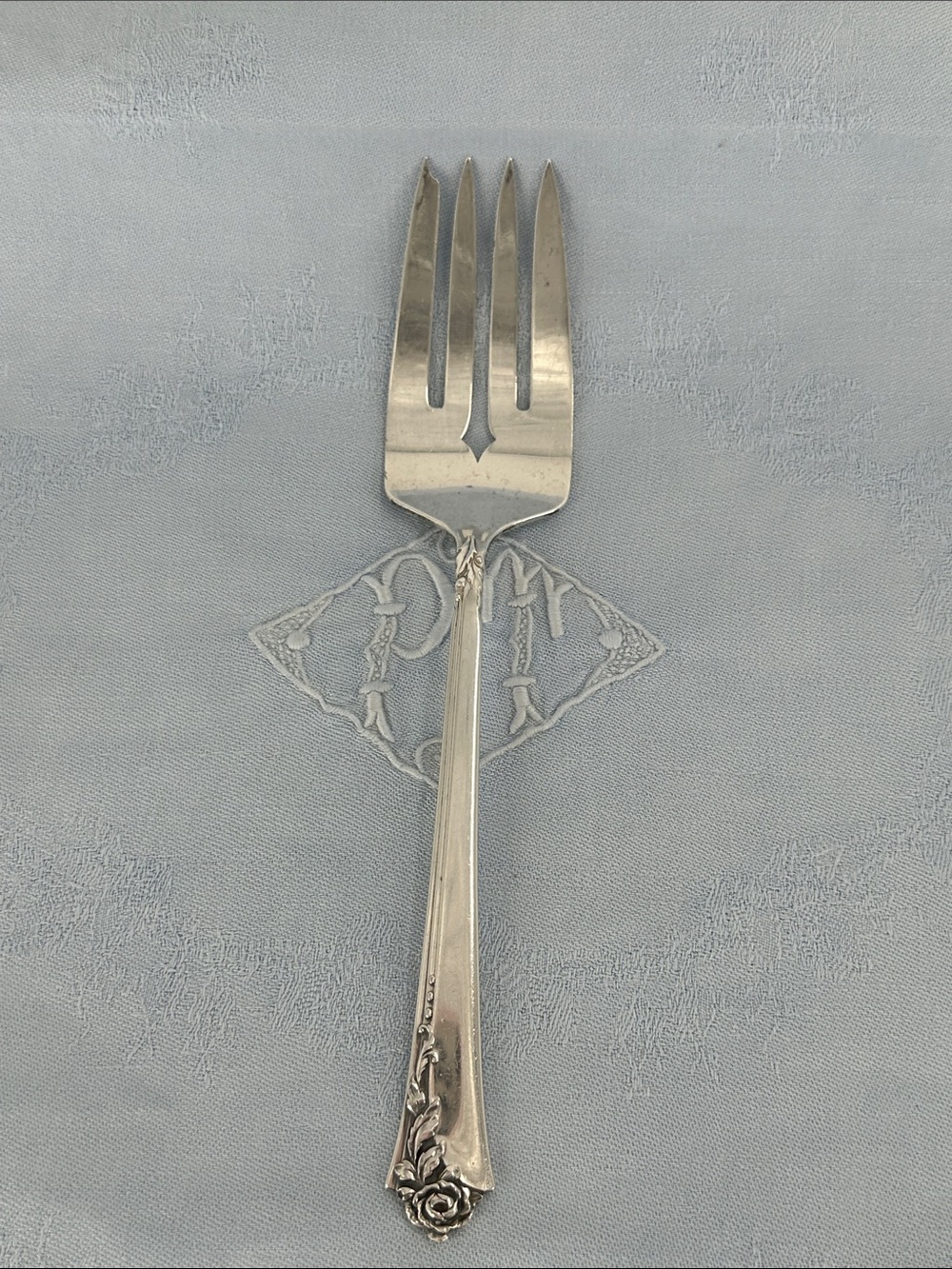 Damask Rose Heirloom Sterling Silver Oneida
Cold Meat Serving Fork 8 1/8"